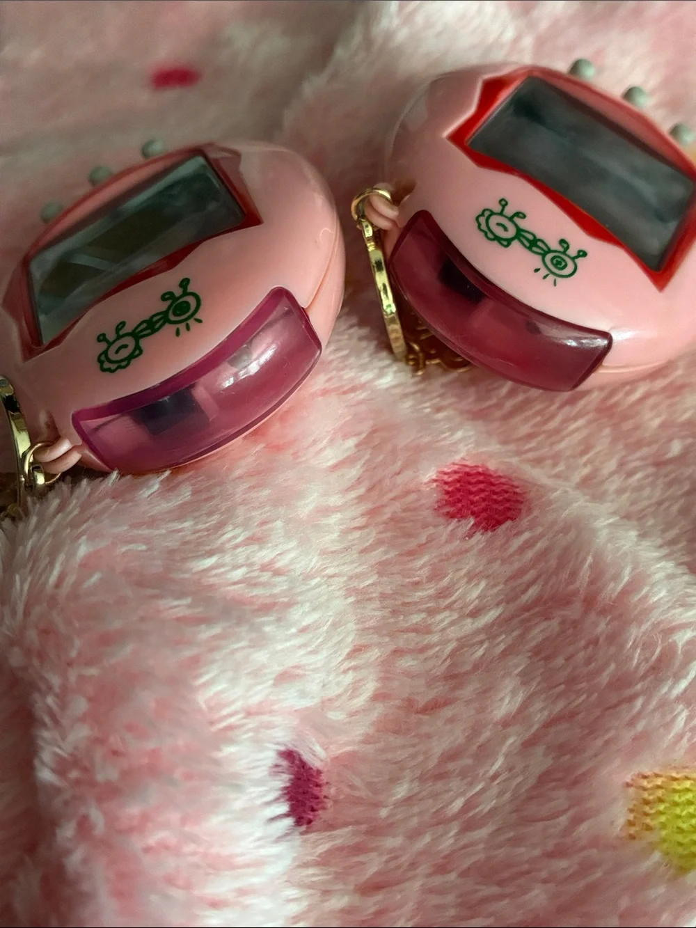 2004 Bandai Tamagotchi Plus (Tamagotchi Connection V1) w/Gold Key Rings & Charms